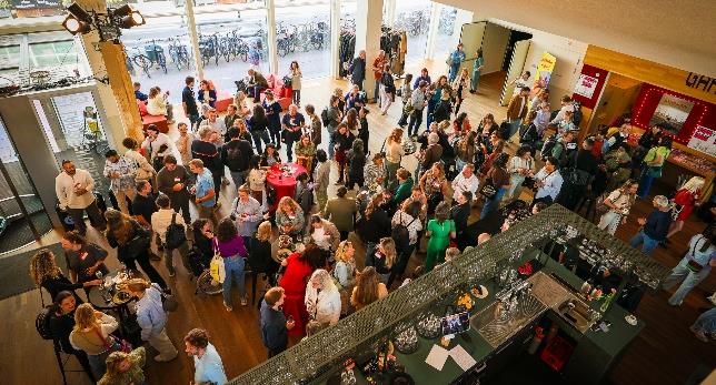 Vibrant foyer gathering at LantarenVenster